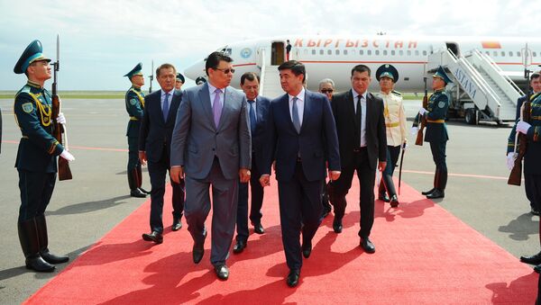 Премьер-министр Мухаммедкалый Абылгазиев 16-августта иш сапары менен Казакстанга келди - Sputnik Кыргызстан