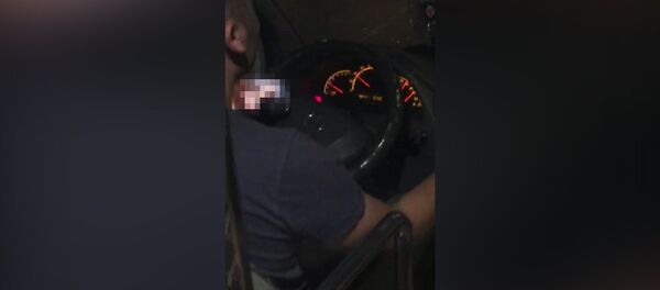 Бишкекте маршрутка айдоочусу рулда баратып уяттуу тасма көргөн. Видео - Sputnik Кыргызстан