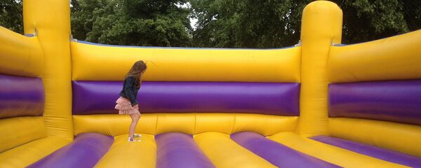 Девочка играет на батуте. Архивное фото - Sputnik Кыргызстан