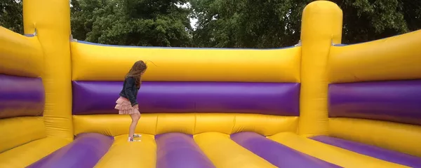 Девочка играет на батуте. Архивное фото Девочка играет на батуте. Архивное фото - Sputnik Кыргызстан