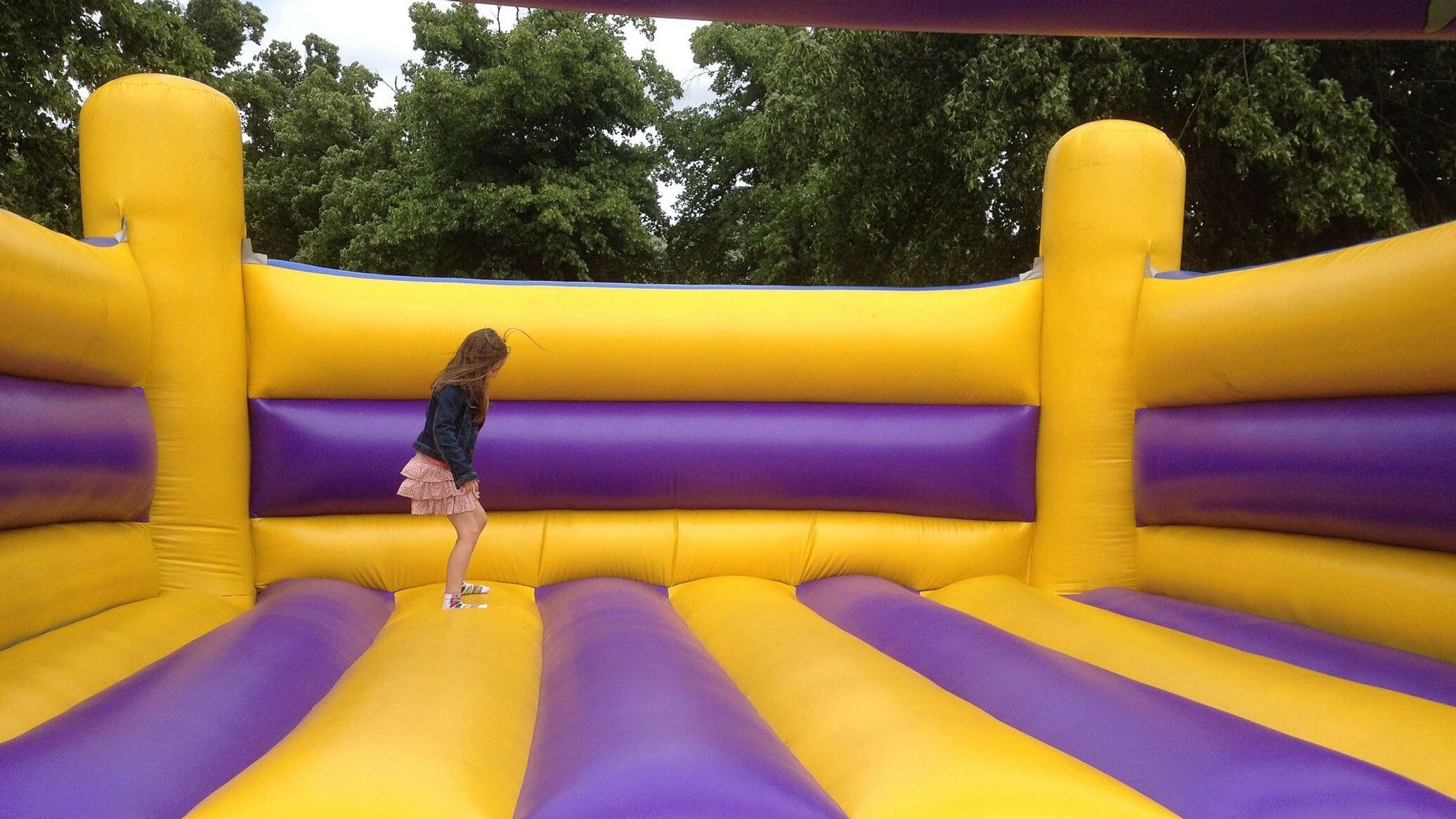 девушки на надувном батуте. фотосессия на батуте. губы батуты песня. губы батуты песня. девушка на огромном надувном шаре.