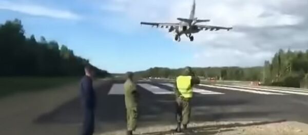 Боевые самолеты пролетают над головами водителей и садятся на трассу. Видео Боевые самолеты пролетают над головами водителей и садятся на трассу. Видео - Sputnik Кыргызстан