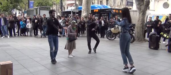 Бабушка станцевала лезгинку и воодушевила ею прохожих — видео из Грузии - Sputnik Кыргызстан
