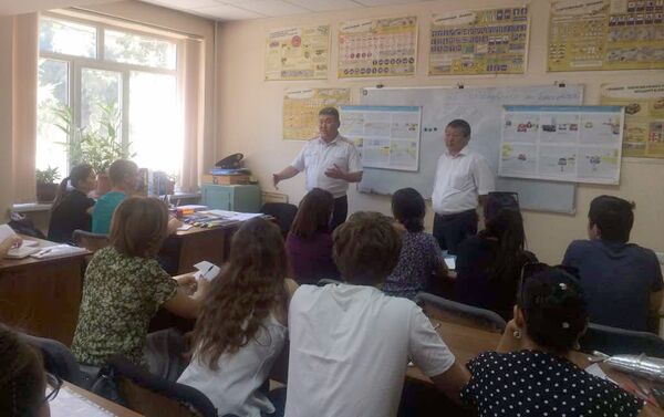 В Бишкеке прошли беседы как с курсантами, так и с преподавателями и инструкторами автошкол - Sputnik Кыргызстан