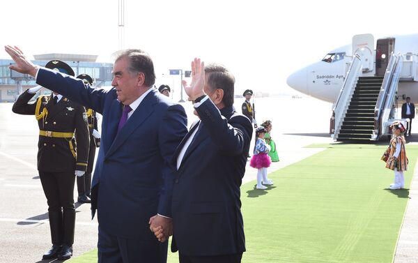 Президент Таджикистана в сопровождении узбекского коллеги посетил площадь Мустакиллик и возложил цветы к Монументу независимости и гуманизма. - Sputnik Кыргызстан
