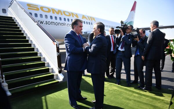 Президент Таджикистана Эмомали Рахмон прибыл в Узбекистан с государственным визитом - Sputnik Кыргызстан