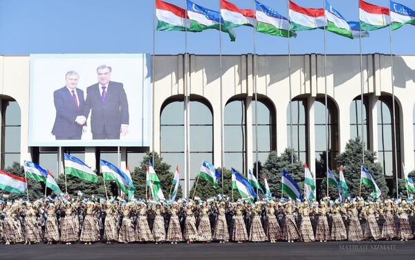Это первый за 17 лет государственный визит таджикского лидера в соседнюю страну. - Sputnik Кыргызстан