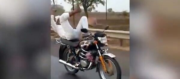 Пожилой эктремал шокировал соцсети виртуозным танцем на мотоцикле. Видео - Sputnik Кыргызстан