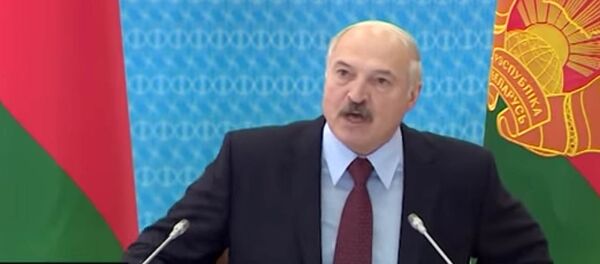 Лукашенко бьет по столу и увольняет министров — разнос от президента. Видео - Sputnik Кыргызстан