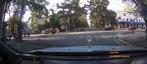 Стакан с водой на капоте движущегося авто — проверка бишкекских дорог. Видео - Sputnik Кыргызстан