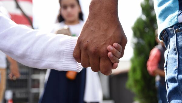 Мужчина держит девочку за руку. Архивное фото - Sputnik Кыргызстан