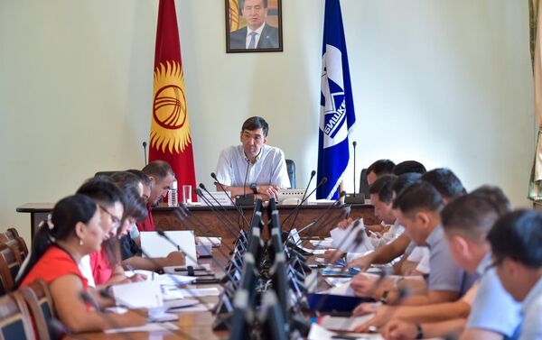 Новый мэр Бишкека Азиз Суракматов провел первое рабочее совещание - Sputnik Кыргызстан