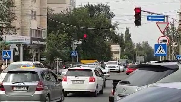 Осторожно! В центре Бишкека светофор сходит с ума — видео - Sputnik Кыргызстан