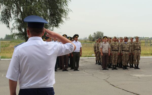 Командование Объединенной российской авиационной базы ОДКБ Кант поздравило военных летчиков с Днем Сил воздушной обороны (СВО) Кыргызстана - Sputnik Кыргызстан