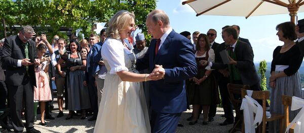 Россия президенти Владимир Путин Австриянын тышкы иштер министри Карин Кнайсль менен анын тоюнда вальс бийледи. - Sputnik Кыргызстан