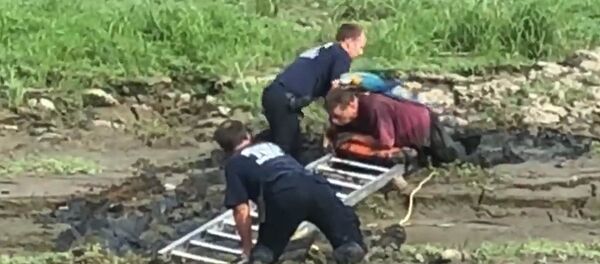 Тоту кушту сактайм деп каза болуп кала жаздаган кишинин видеосу - Sputnik Кыргызстан