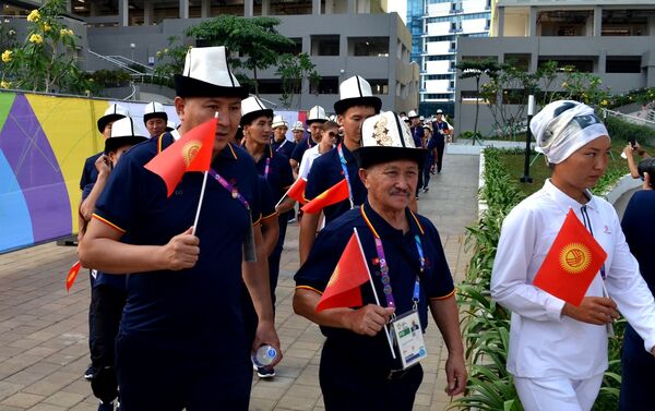 Сборная Кыргызстана пронесла флаг страны на официальном открытии XVIII Азиатских игр в Индонезии - Sputnik Кыргызстан