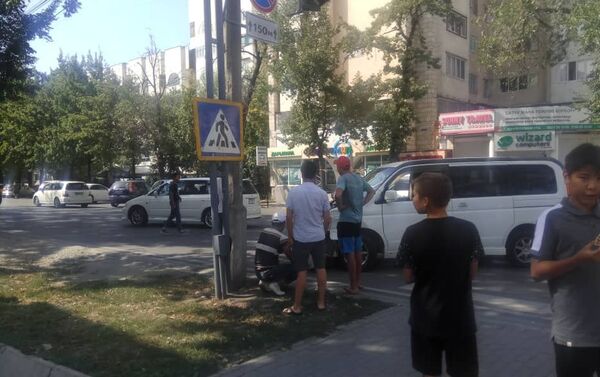 ДТП произошло сегодня, 19 августа, примерно в 15.30. Столкнулись Honda Stepwgn и Lexus RX300. - Sputnik Кыргызстан