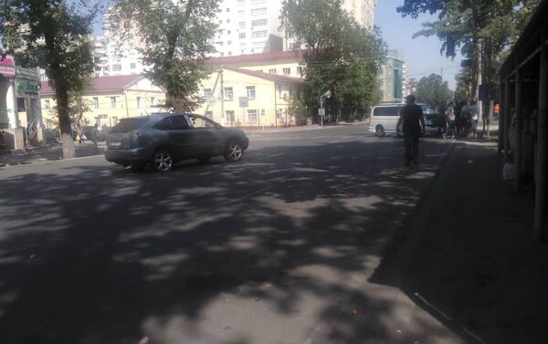 На пересечении улиц Токтогула и Тыныстанова в Бишкеке столкнулись два автомобиля - Sputnik Кыргызстан