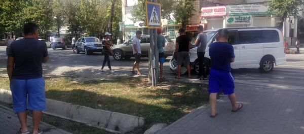 ДТП на пересечении улиц Токтогула и Тыныстанова в Бишкеке ДТП на пересечении улиц Токтогула и Тыныстанова в Бишкеке - Sputnik Кыргызстан