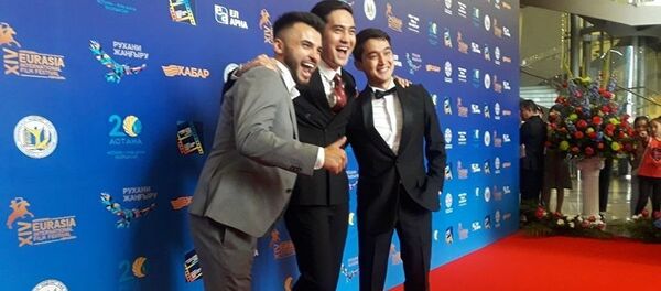 Казахские актеры Максим Акбаров , Санжар Мади и Артур Толепов - Sputnik Кыргызстан