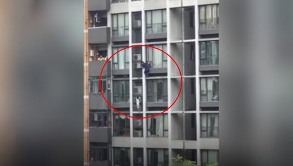 Отец спас сына, повисшего на здании. Видео - Sputnik Кыргызстан