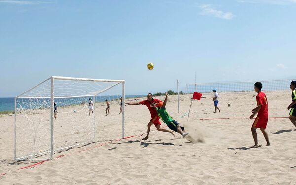 Благоустроили пляж для отдыхающих, построили площадки для футбола, волейбола, кафе и амфитеатр на берегу озера. - Sputnik Кыргызстан