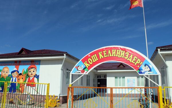 Жети-Өгүз районунун Тосор айылынын кулундары курган жаңы бала бакча - Sputnik Кыргызстан