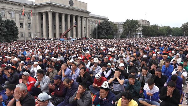 Тысячи верующих молились на бишкекской площади во время дождя — видео - Sputnik Кыргызстан
