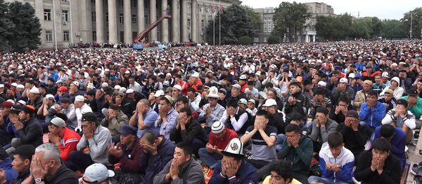 Жааган жамгырга карабай Бишкекте 25 миңден ашуун адам айт намазын окуду. Видео - Sputnik Кыргызстан