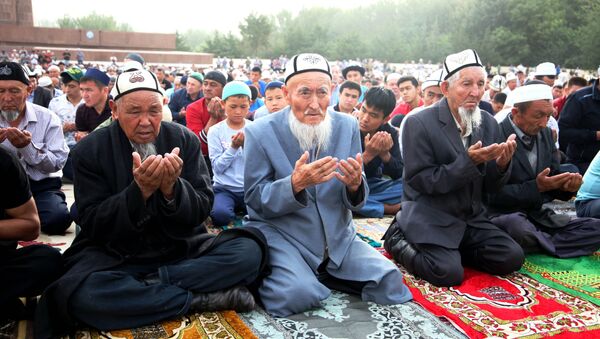 Намаз окуп жаткан мусулмандар. Архив - Sputnik Кыргызстан
