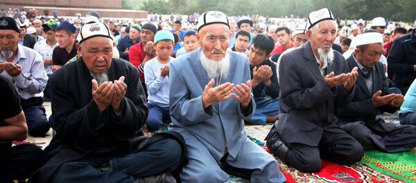 Праздничная молитва по случаю Курман айта на площади Оша Праздничная молитва по случаю Курман айта на площади Оша - Sputnik Кыргызстан