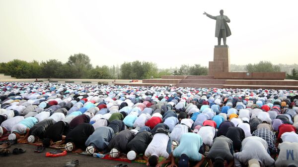 Оштун борбордук аянтында Айт намазында мусулмандар. Архив - Sputnik Кыргызстан
