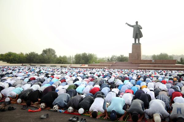 В Оше около 13 тысяч человек приняли участие в Айт-намазе по случаю празднования Курман айта - Sputnik Кыргызстан