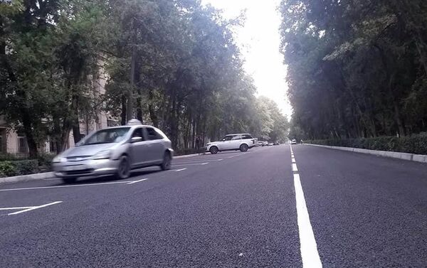 В минувшую субботу утром подрядчики начали наносить дорожную разметку на восточной стороне проспекта от улицы Киевской до Токтогула. - Sputnik Кыргызстан