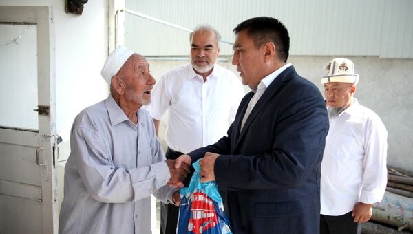 Раздача продуктов малоимущим в Оше - Sputnik Кыргызстан