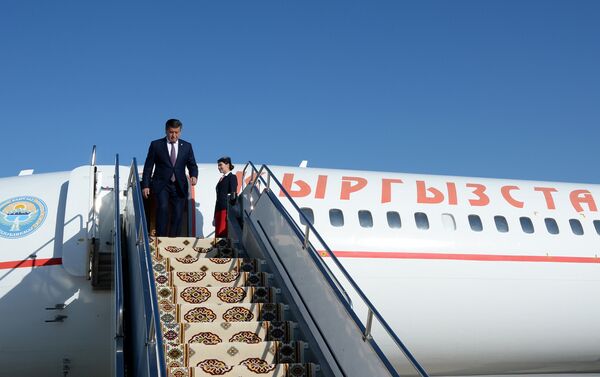 В международном аэропорту Ашхабад была выстроена рота почетного караула, вывешены флаги двух стран. - Sputnik Кыргызстан