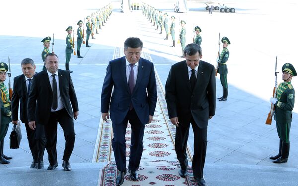 Жээнбекова встретил вице-премьер-министр — министр иностранных дел Туркменистана Рашид Мередов. - Sputnik Кыргызстан