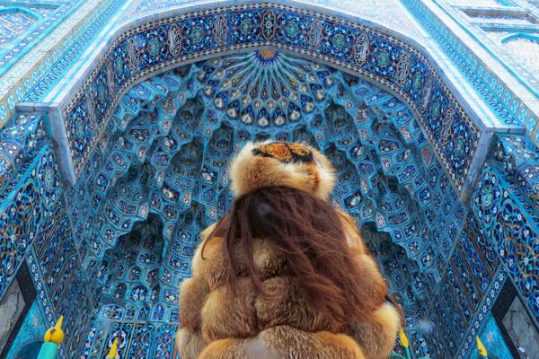 Девушка рассматривает сотовый свод портала Санкт-Петербургской соборной мечети - Sputnik Кыргызстан