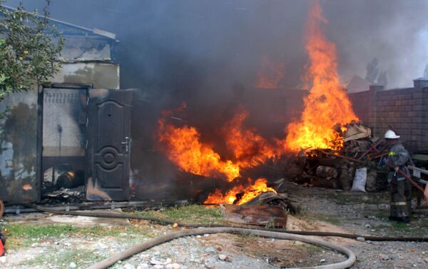 Информация о возгорании поступила в четверг в 12.20, на место выехали четыре пожарных расчета. - Sputnik Кыргызстан