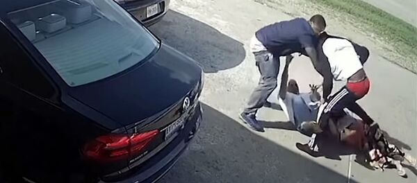 Американка и ее муж сошлись в схватке с грабителями за $ 75 тысяч. Видео - Sputnik Кыргызстан