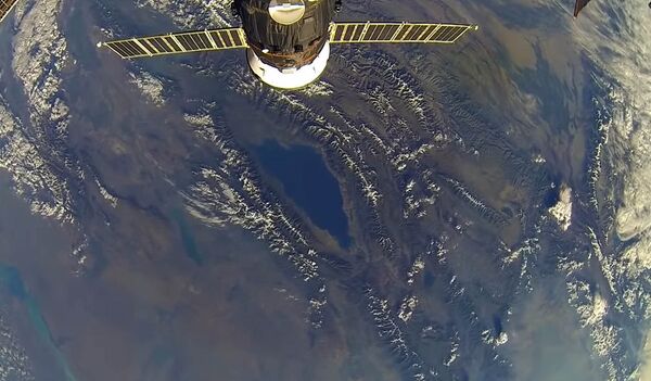 Тоо арасындагы бермет! Космонавттын Ысык-Көлгө суктанган видеосу - Sputnik Кыргызстан