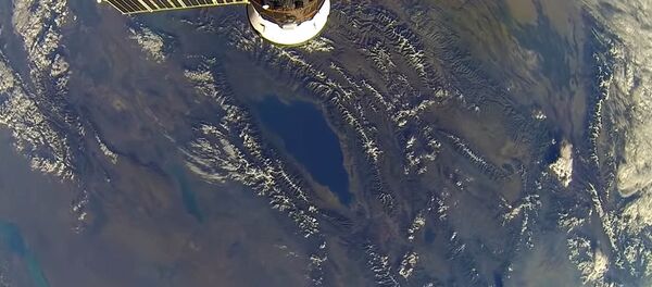 Тоо арасындагы бермет! Космонавттын Ысык-Көлгө суктанган видеосу - Sputnik Кыргызстан