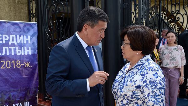 Президент Сооронбай Жээнбеков и экс-глава государства Роза Отунбаева. Архивное фото - Sputnik Кыргызстан