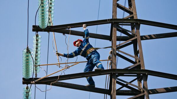 Монтажник проводит плановый ремонт на ЛЭП. Архивное фото - Sputnik Кыргызстан
