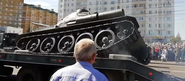 Танк Т-34 опрокинулся после военного парада в Курске — момент попал на видео - Sputnik Кыргызстан