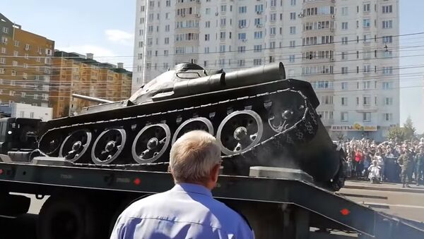 Танк Т-34 опрокинулся после военного парада в Курске — момент попал на видео - Sputnik Кыргызстан