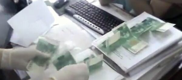 Как задерживали депутата местного кенеша и чиновника со взяткой. Видео - Sputnik Кыргызстан