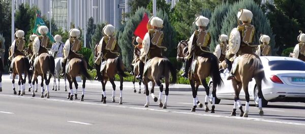 Көкүлүн көккө серпкен аргымактар, мрамор оронгон калаа. Ашхабадды кыдырган Жээнбеков Көкүлүн көккө серпкен аргымактар, мрамор оронгон калаа. Ашхабадды кыдырган Жээнбеков - Sputnik Кыргызстан