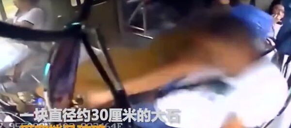 Камень, пробив лобовое стекло, едва не убил водителя автобуса в Китае. Видео Камень, пробив лобовое стекло, едва не убил водителя автобуса в Китае. Видео - Sputnik Кыргызстан